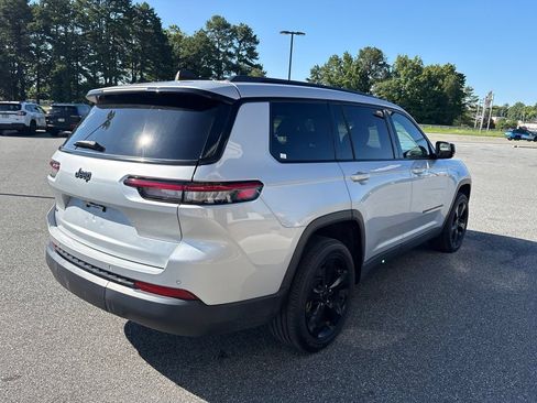 Used 2023 Jeep Grand Cherokee L Laredo RWD image 10
