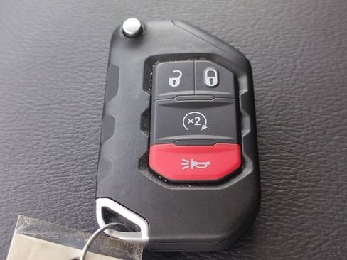 Used 2025 Jeep Wrangler Unlimited Sahara AWD/4WD image 31