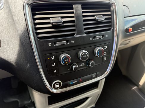 Used 2012 Dodge Grand Caravan SXT FWD image 20