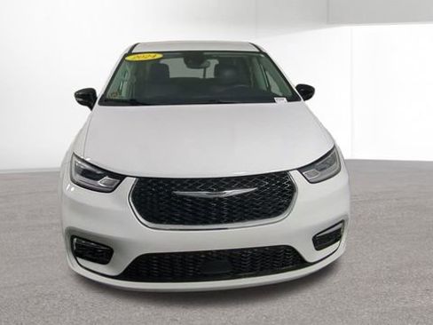 Used 2024 Chrysler Pacifica Touring-L FWD image 3