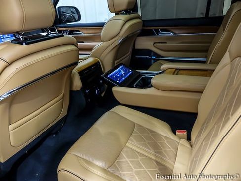 Used 2022 Jeep Grand Wagoneer Series III AWD/4WD image 14