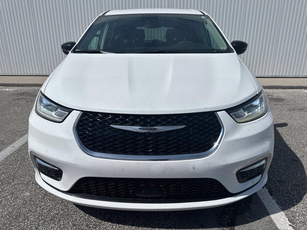 Used 2024 Chrysler Pacifica Touring-L FWD image 9