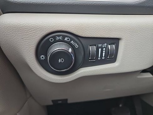 Used 2023 Chrysler Pacifica Touring-L FWD image 44