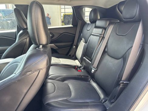 Used 2019 Jeep Cherokee Overland w/ Technology Group AWD/4WD image 15