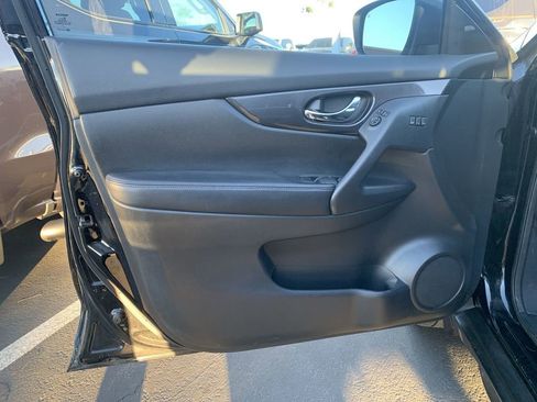 Used 2020 Nissan Rogue SV w/ Premium Package image 21