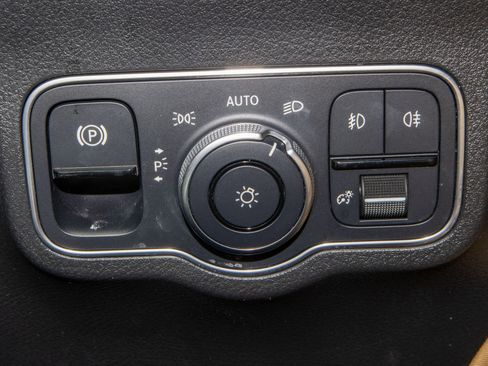 Used 2022 Mercedes-Benz GLA 250 w/ Premium Package Lite image 27