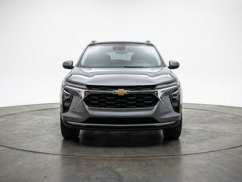 Used 2025 Chevrolet Trax LT FWD image 2