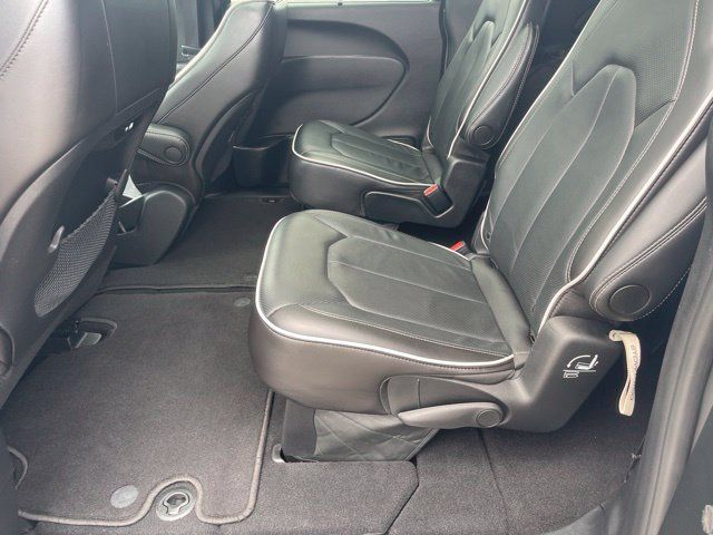 Used 2025 Chrysler Pacifica Limited FWD image 18