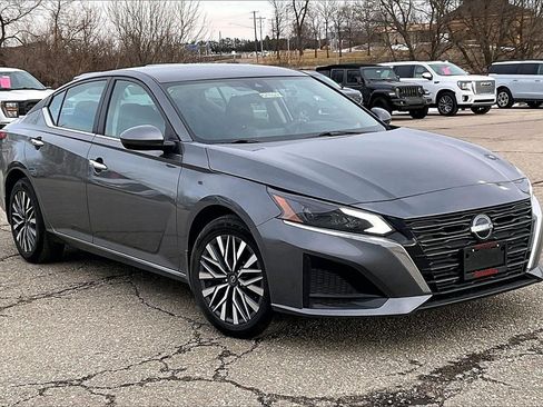 Used 2023 Nissan Altima 2.5 SV image 1