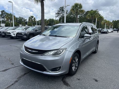 Used 2019 Chrysler Pacifica Touring-L Plus FWD image 5