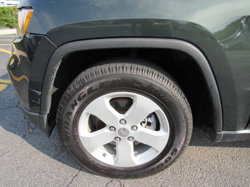 Used 2011 Jeep Grand Cherokee Laredo AWD/4WD image 19