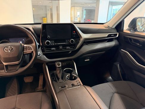 Used 2025 Toyota Highlander LE FWD image 32