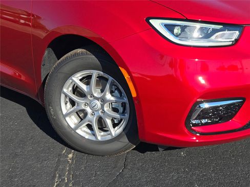 New 2026 Chrysler Pacifica Select image 3