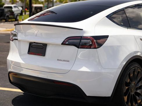 Used 2022 Tesla Model Y Performance AWD/4WD image 13