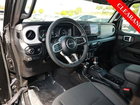 Used 2025 Jeep Wrangler Unlimited Sahara AWD/4WD image 17
