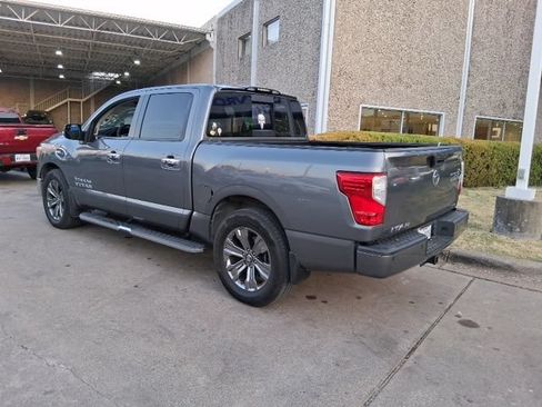 Used 2017 Nissan Titan SV RWD image 2