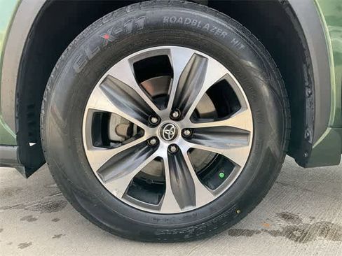 Used 2023 Toyota Highlander XLE image 12
