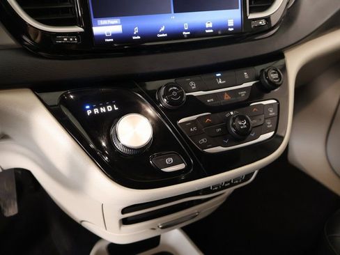 Used 2022 Chrysler Pacifica Touring-L image 7
