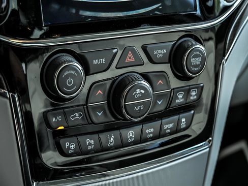 Used 2019 Jeep Grand Cherokee Summit AWD/4WD image 24
