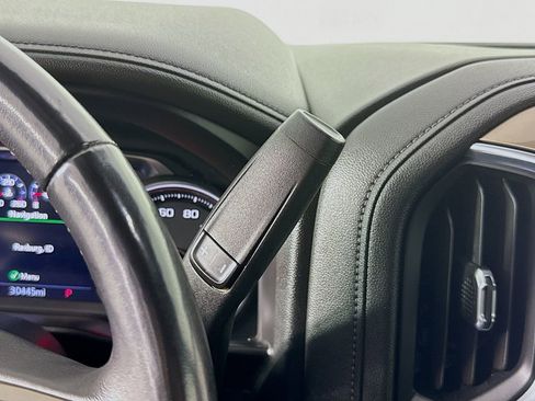 Used 2022 Chevrolet Silverado 1500 High Country w/ Technology Package image 17