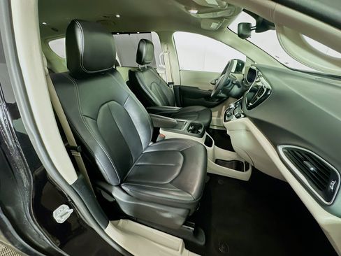 Used 2024 Chrysler Pacifica Touring-L FWD image 31