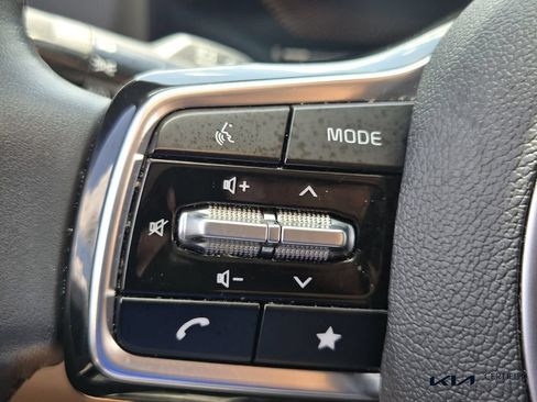 Certified 2025 Kia Carnival FWD image 26