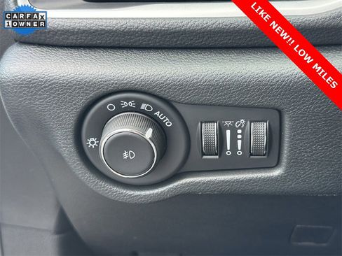 Used 2025 Chrysler Pacifica Select image 27