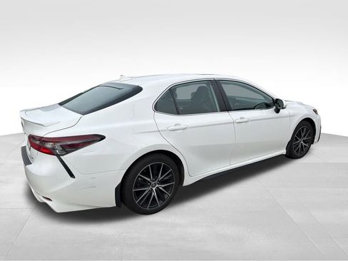 Used 2023 Toyota Camry SE image 4
