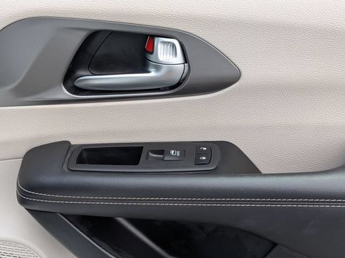 Used 2024 Chrysler Pacifica Touring-L FWD image 32