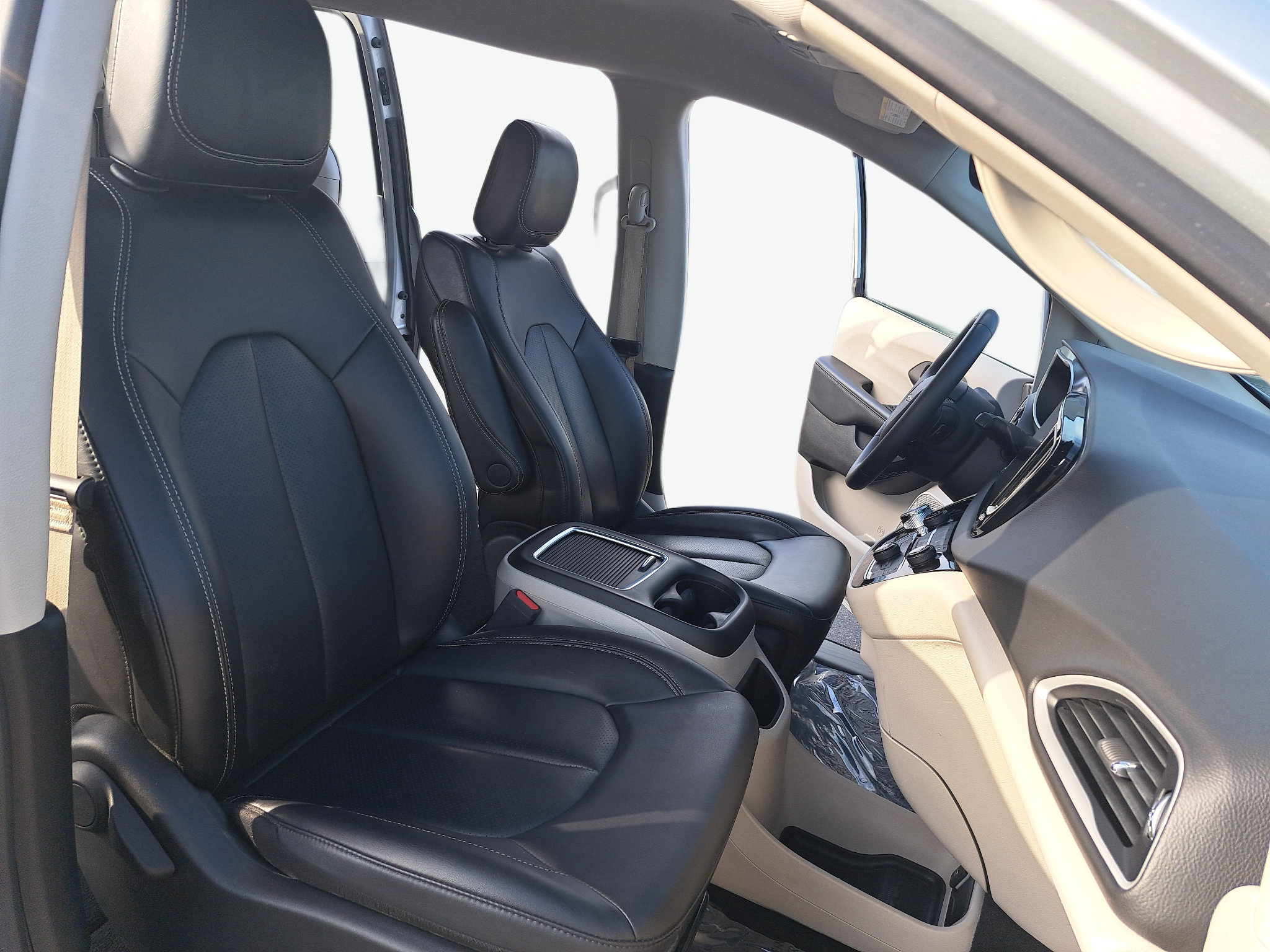 Used 2024 Chrysler Pacifica Touring-L FWD image 11