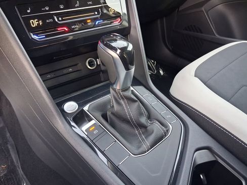 New 2026 Volkswagen Taos SE image 9