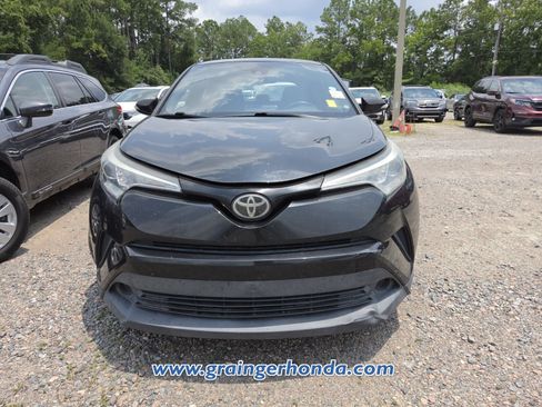 Used 2018 Toyota C-HR XLE FWD image 3