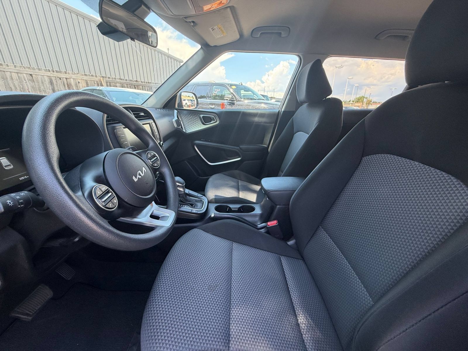 Used 2025 Kia Soul LX w/ LX Technology Package FWD image 24