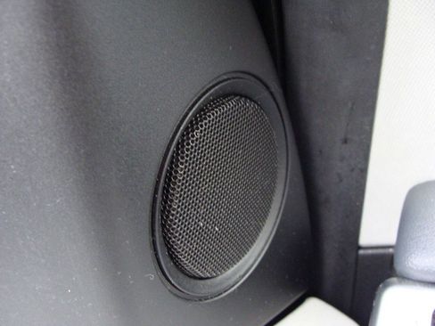 Used 2018 Land Rover Discovery Sport SE image 30