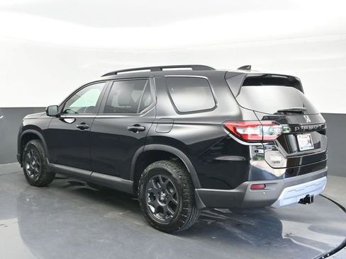 Certified 2025 Honda Pilot TrailSport image 3