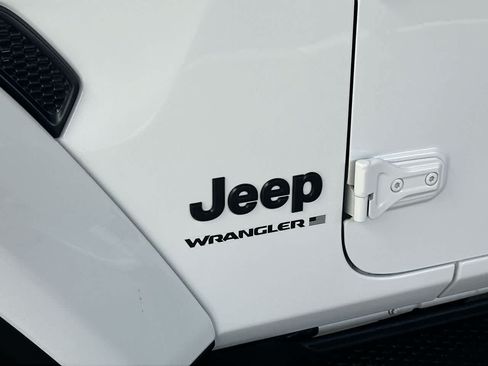 Used 2026 Jeep Wrangler Unlimited Sahara AWD/4WD image 10