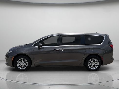 Used 2023 Chrysler Voyager LX FWD image 5