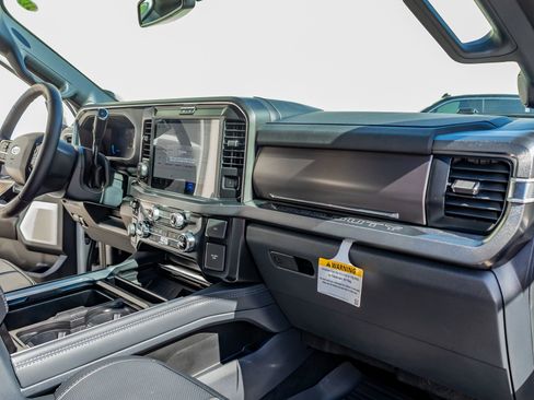 Used 2026 Ford F450 Platinum w/ FX4 Off-Road Package image 18