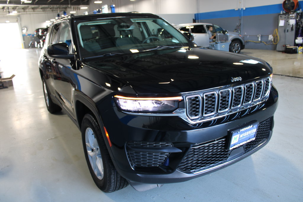 Used 2023 Jeep Grand Cherokee Laredo w/ Luxury Tech Group I AWD/4WD image 3