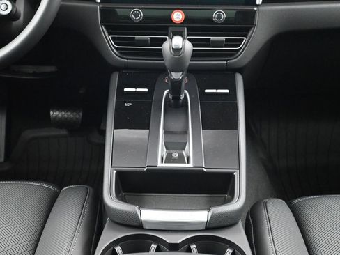 Used 2026 Porsche Macan image 10