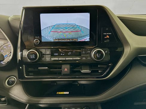 Used 2024 Toyota Highlander XLE FWD image 13