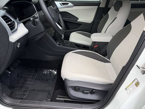 Certified 2025 Volkswagen Taos SE FWD image 18