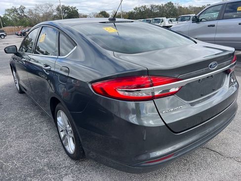 Used 2018 Ford Fusion SE image 2