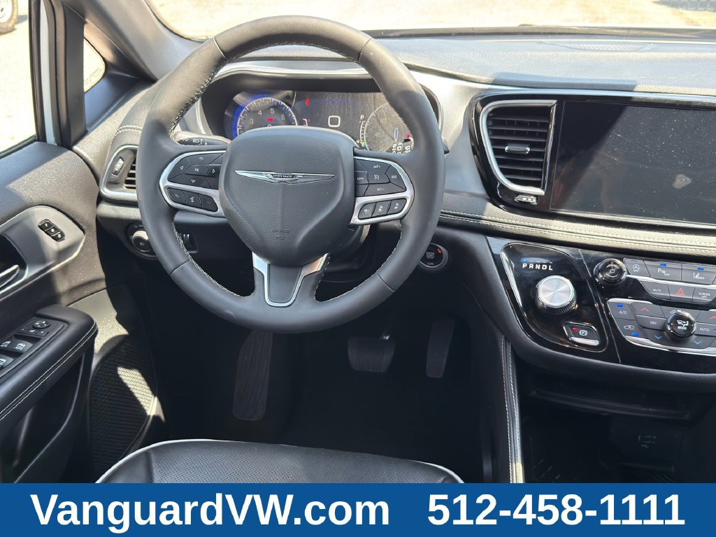 Used 2026 Chrysler Pacifica Limited FWD image 25
