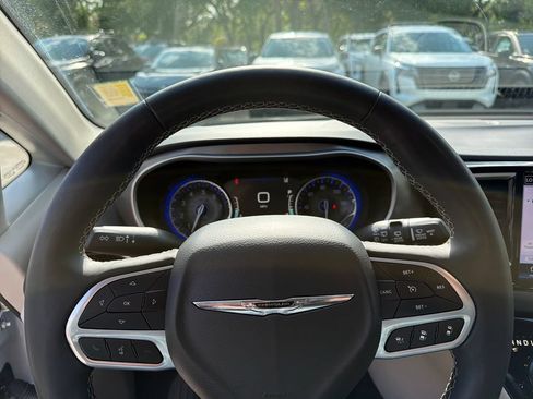 Used 2023 Chrysler Pacifica Touring-L FWD image 19