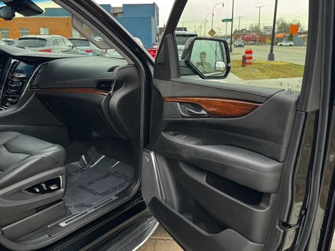 Used 2016 Cadillac Escalade Luxury AWD/4WD image 6