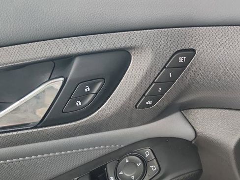 Used 2021 Chevrolet Traverse Premier FWD image 19