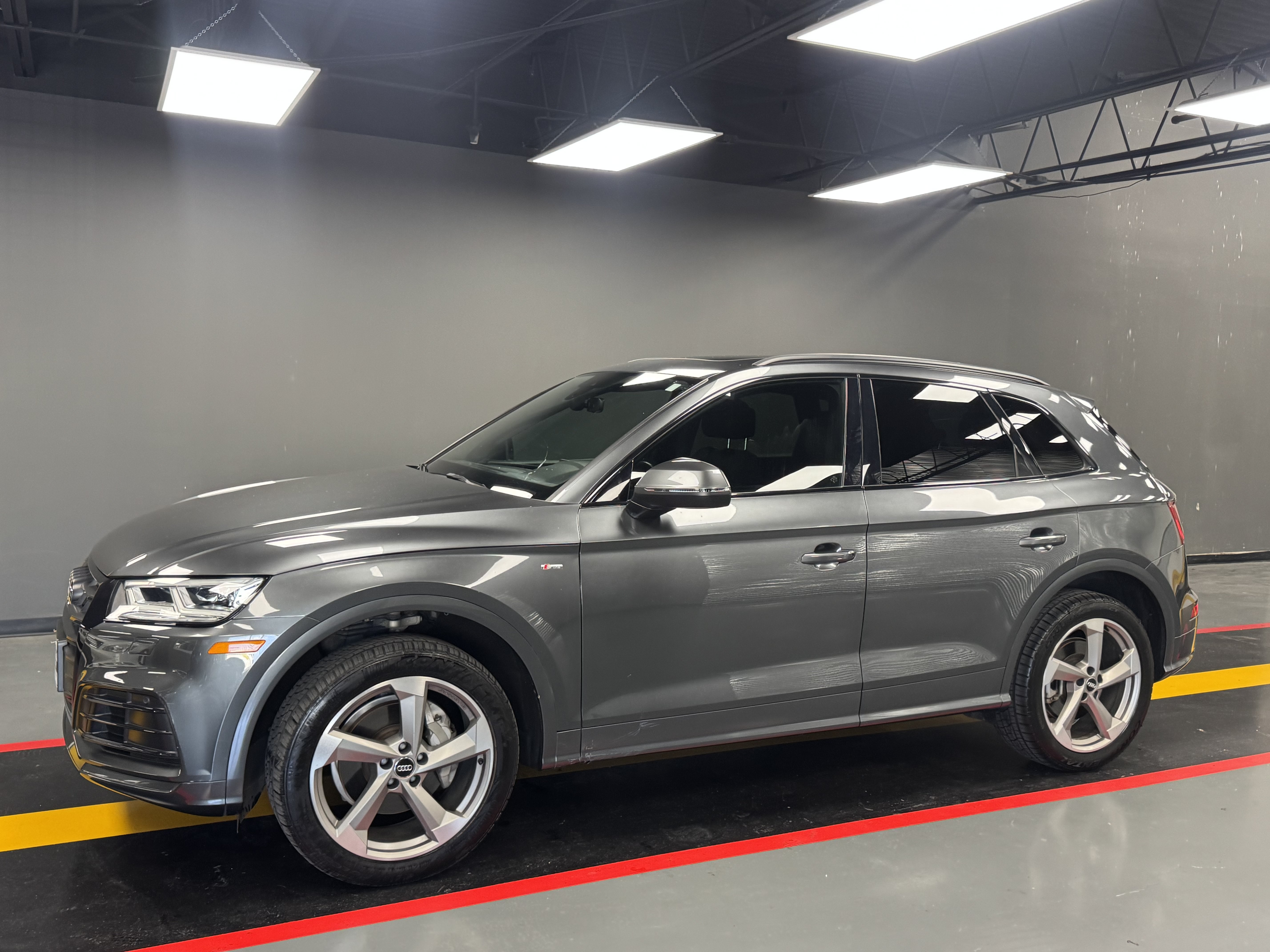 Used 2020 Audi Q5 2.0T Titanium Premium Plus AWD/4WD image 2
