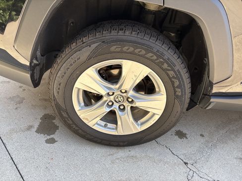 Used 2021 Toyota RAV4 LE AWD/4WD image 17
