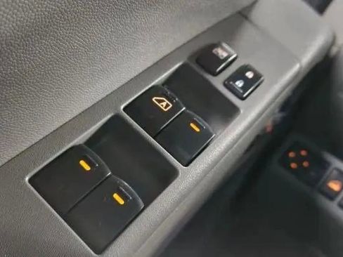 Used 2014 Nissan Frontier SV image 40